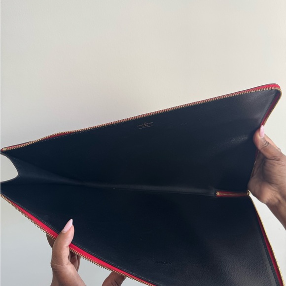 Louis Vuitton Elegant Red Laptop Bag
Length : 39 cm
Height : 28 cm
Width : 2 cm - Picture 5 of 6